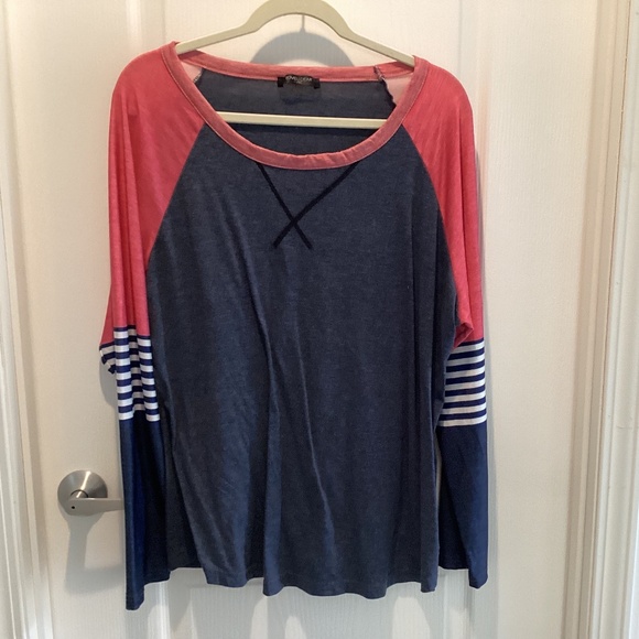 Woman's Size 2x top - Picture 1 of 7